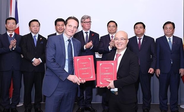 政府总理范明正出席越英两国各部门和企业的26份合作文件签字仪式